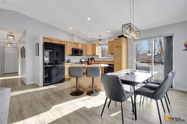 Building Photo - Fully Furnished Three Bedroom Executive Re...