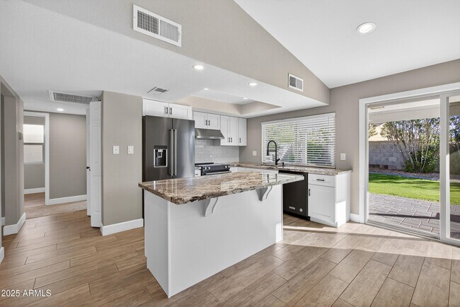 Building Photo - 6833 E Kelton Ln