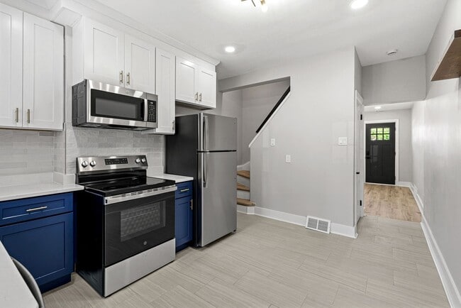 Building Photo - Freshly Renovated 2 Bedroom in Bloomfield available NOW! Includes off-street parking!