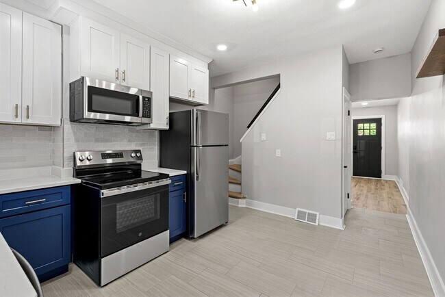 Building Photo - SCORE 50% OFF 1ST MONTH'S RENT IF SIGNED BY JULY 3! Freshly Renovated 2 Bedroom in Bloomfield ava...