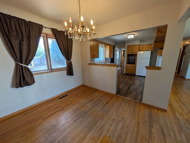 Building Photo - Charming 3 bedroom 1.5 bath Orchards house