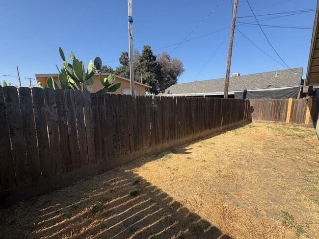 Building Photo - NW Visalia Home with Alley Access Rent Ready!