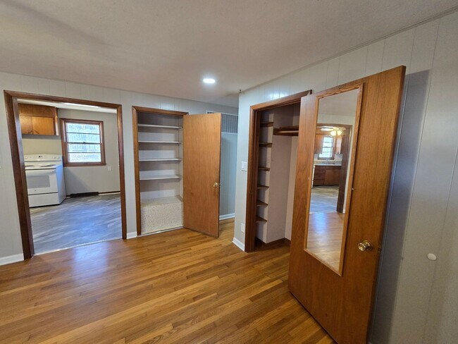 Building Photo - 3-4 bedroom ranch with attached garage, fe...