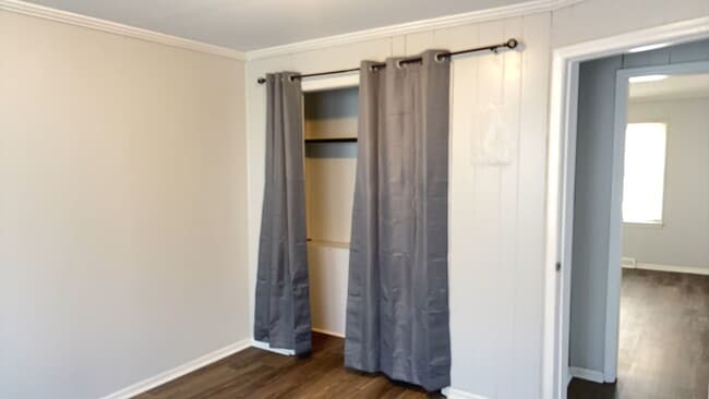 Building Photo - 3 bedroom 1 bathroom house available