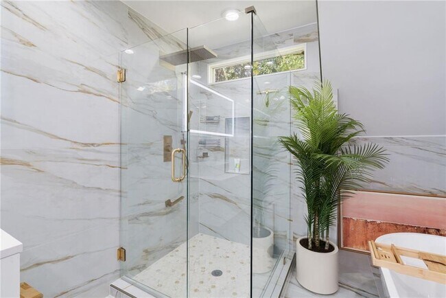 Building Photo - 4200 Roswell Rd NE