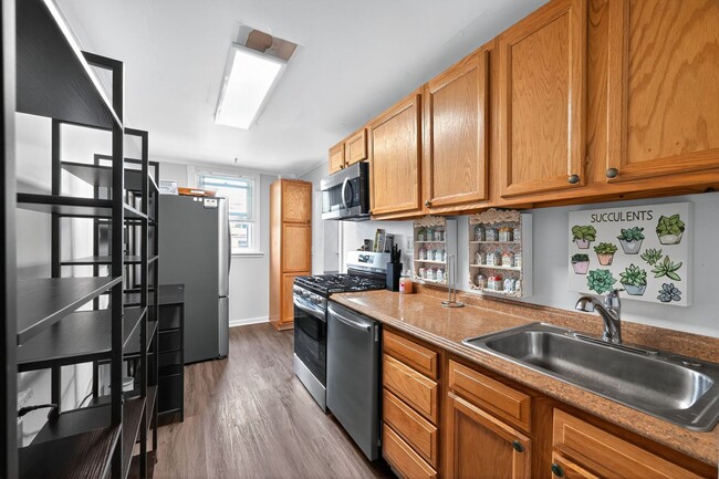 Building Photo - 3 Bedroom, 1 Bath Smart Fully Furnished To...