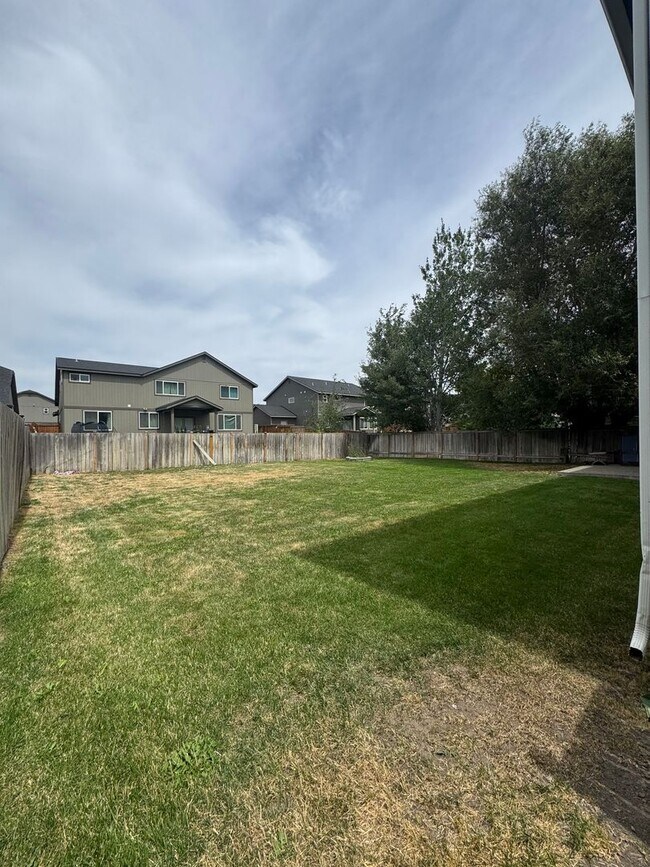 Building Photo - HUGE PET FRIENDLY Rental