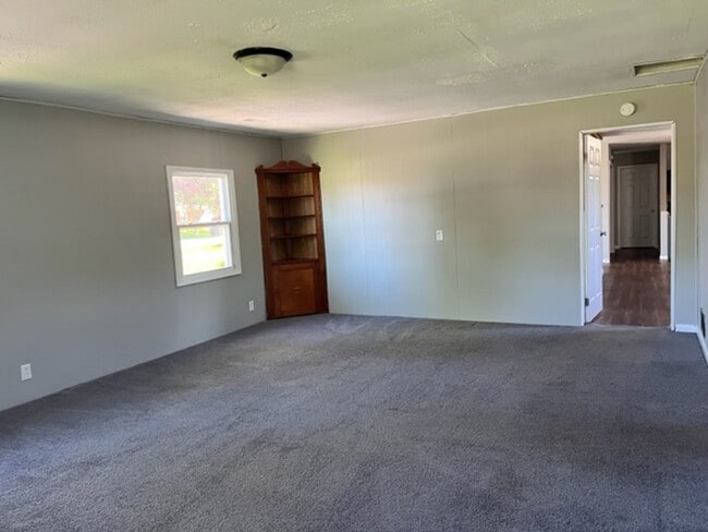 Building Photo - Beautiful Southside Country Home with Large Yard