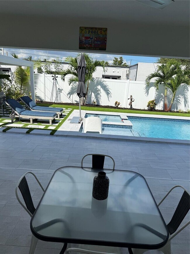 Building Photo - 1637 SE 1st St