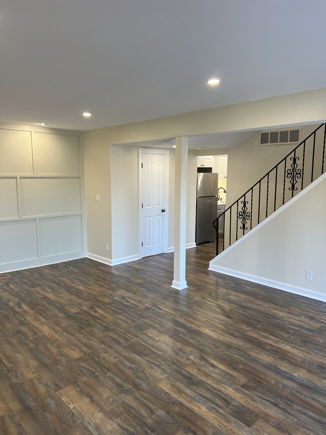 Living Room - 2 - 149 W Kenilworth Cir