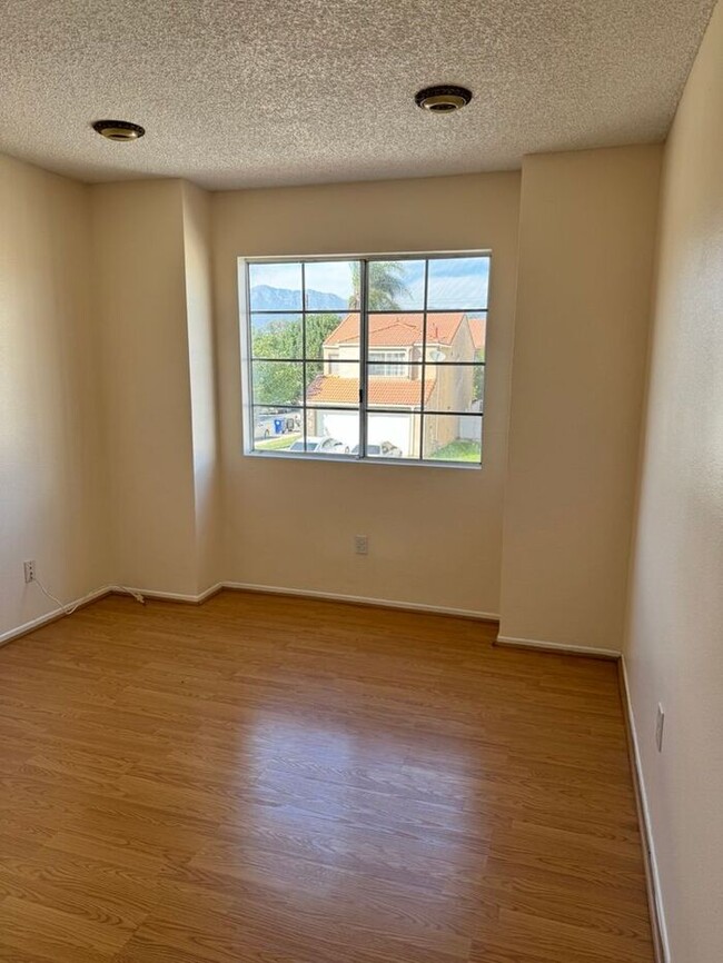 Building Photo - Cozy 3 Bedroom 2.5 Bathroom in Fontana CA ...