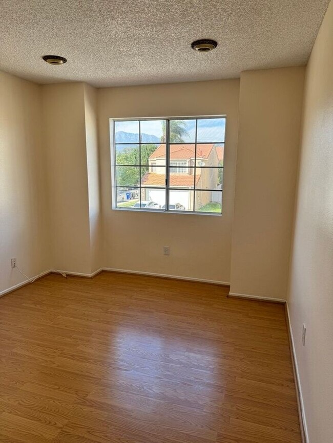 Building Photo - Cozy 3 Bedroom 2.5 Bathroom in Fontana CA 92337