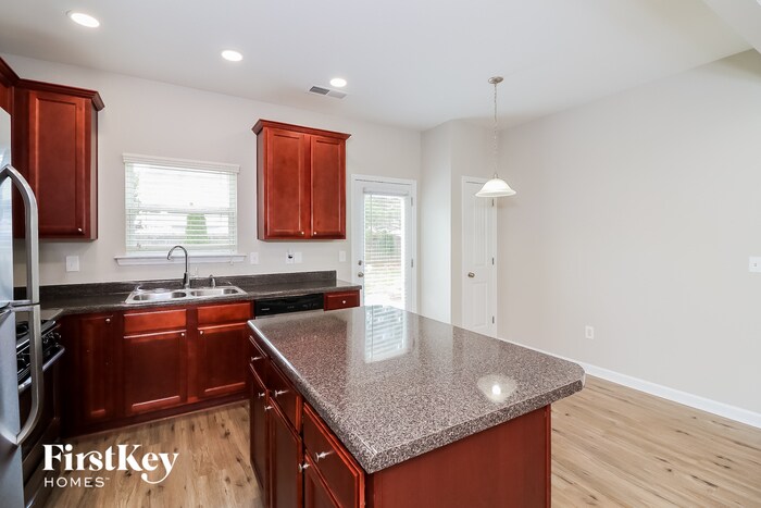 Building Photo - 400 Hill Crest Cir