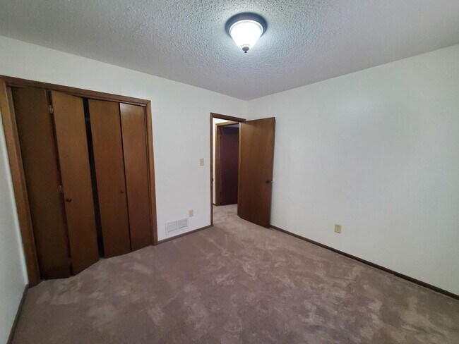 Building Photo - Spacious Derby home in Beautiful Mature Tr...