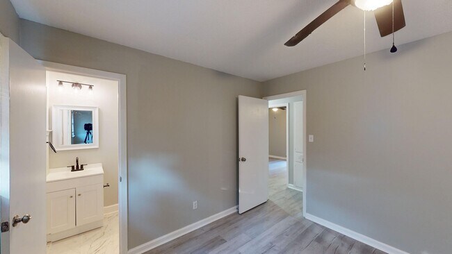 Building Photo - 4 Bed/2 Bath in Daniel Pratt School District