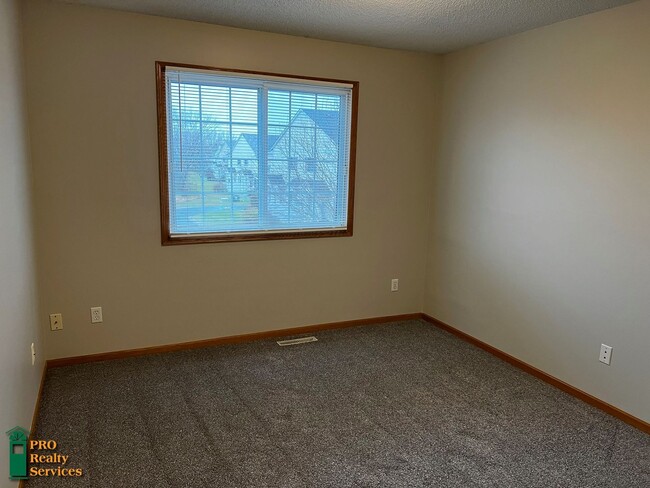 Building Photo - 3 Bedroom Townhome **$1,000 Rent Credit wi...