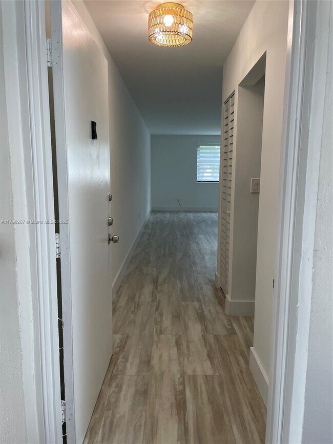 Building Photo - 460 W Park Dr
