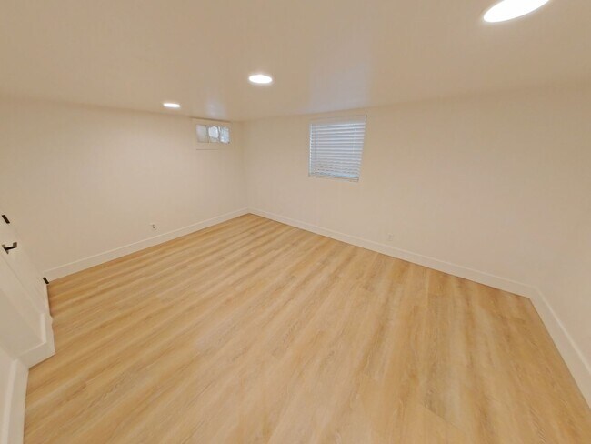 Building Photo - Remodeled 5 bedroom Campus House