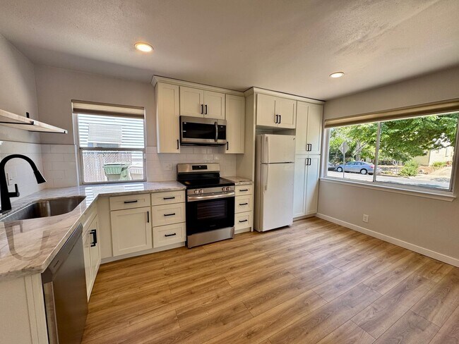 Building Photo - Adorable Newley Remodeled Home Available Now in Sacramento!