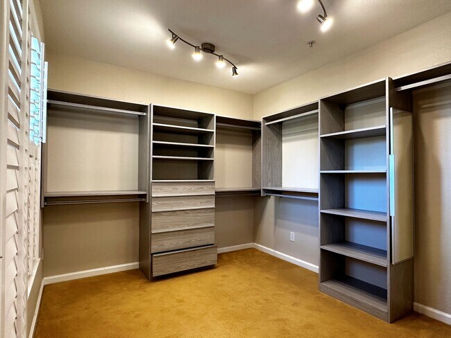 Building Photo - Gorgeous 3 bedroom, 2 and a half bathroom townhome in Hamilton Field for rent!