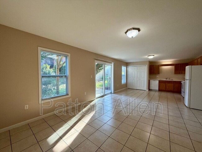 Building Photo - 10 Zell Ln