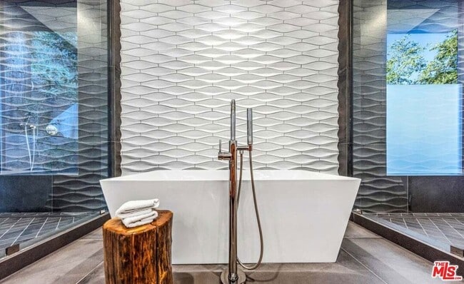 Building Photo - 727 N Beverly Glen Blvd