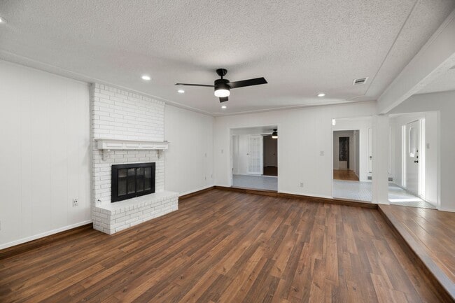 Building Photo - AVAILABLE NOW! BEAUTIFUL 3 BEDROOM HOME LO...