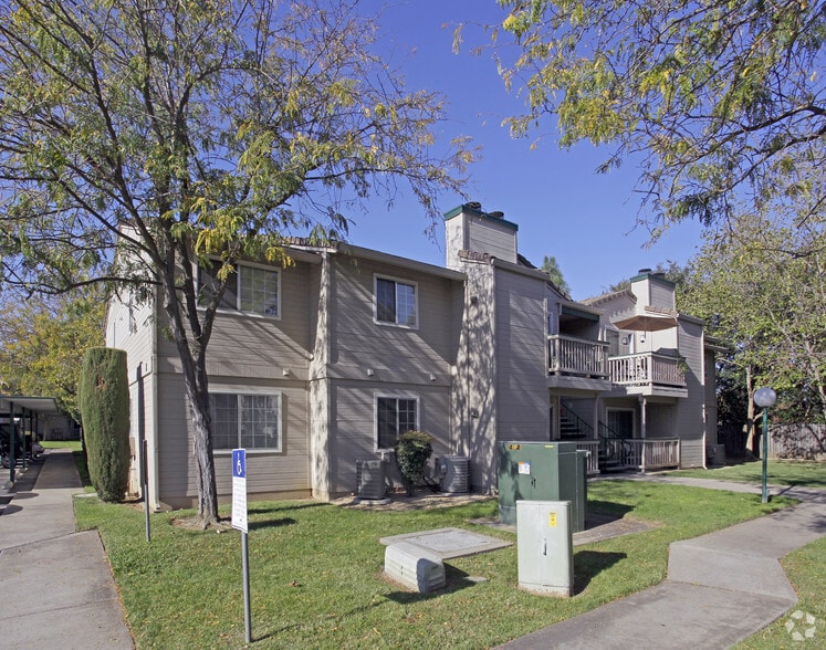 Primary Photo - Emerald Vista Apartments