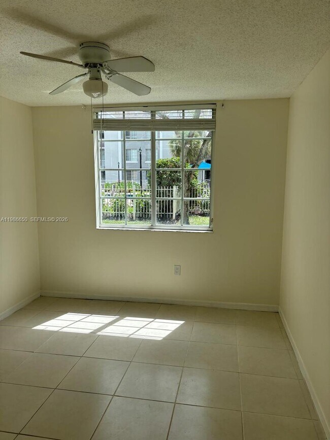 Building Photo - 655 SW 111th Way