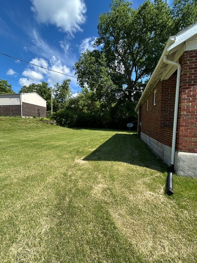 Building Photo - Charming 2-Bedroom Home with Spacious Yard...