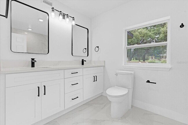 Building Photo - 5851 SE Drew Rd