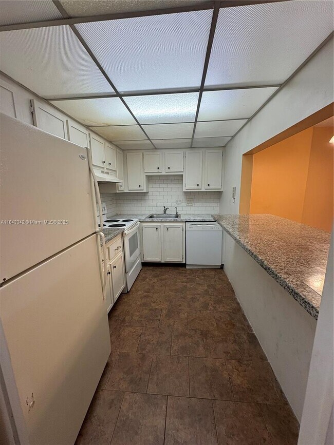 Building Photo - 4160 Inverrary Dr