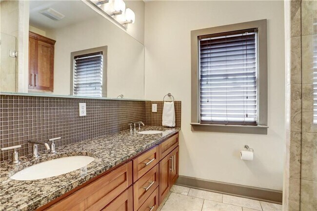 Building Photo - 602 W N Loop Blvd