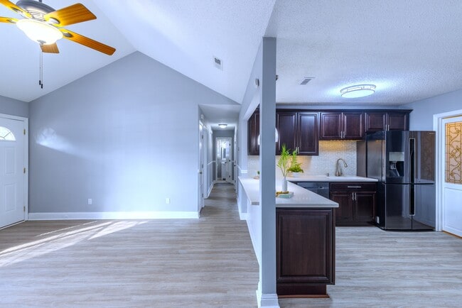 Building Photo - 203 Monroe Ave