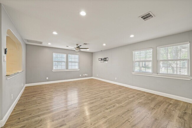 Building Photo - 5001 Canella Dr