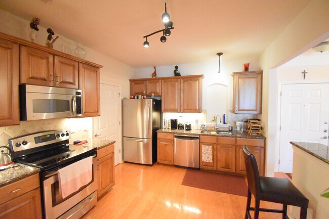 Building Photo - Beautiful 3BR 2BA Condo • Granite Kitchen • Balcony & Pool • Furnished 4th-Floor End Unit Condo i...