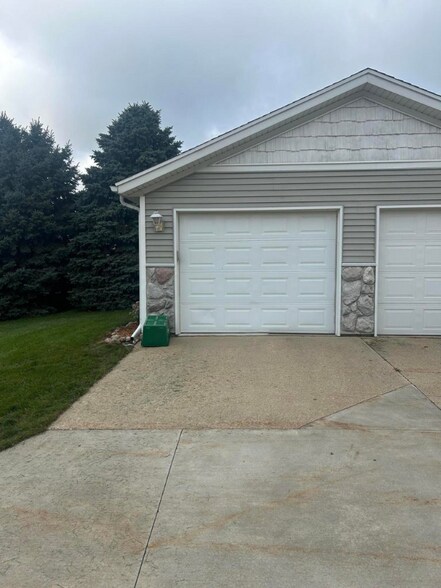 Building Photo - 607 Trinity Dr