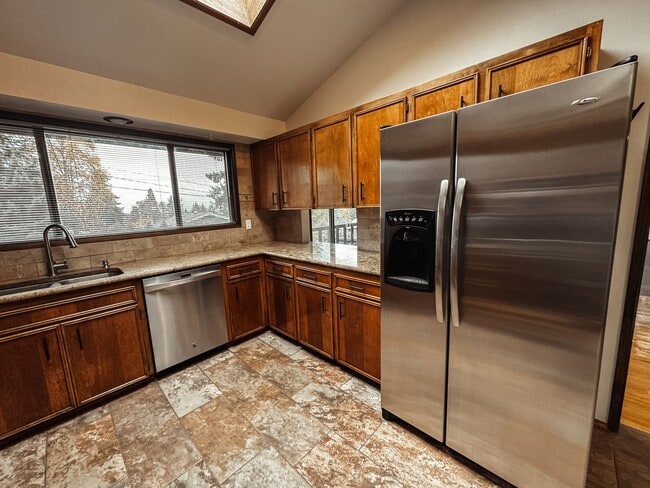 Building Photo - Elaborate 4 Bedroom 3 Bathroom Retreat in ...