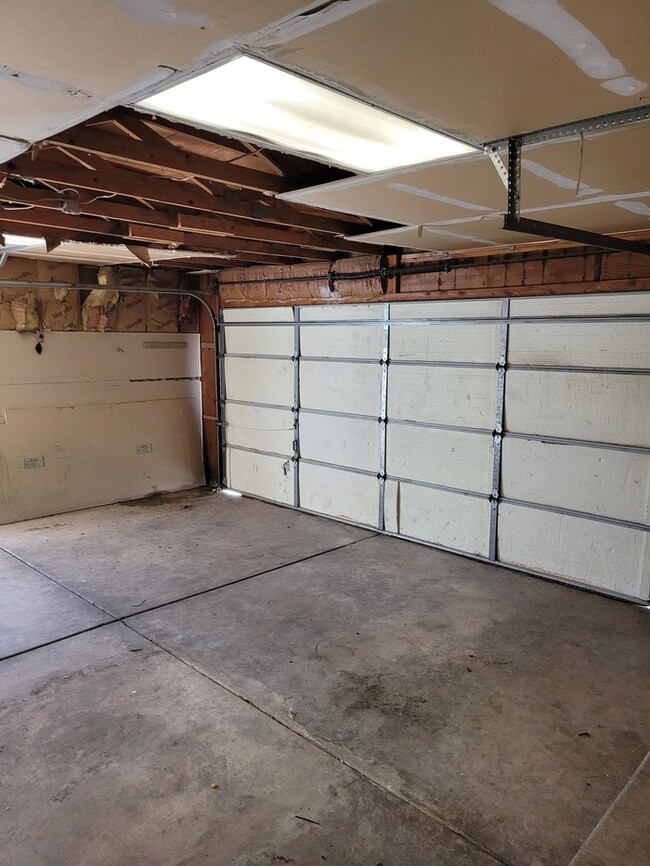 Building Photo - 3/2 with two car garage for rent-MM