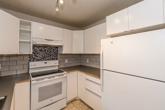 Building Photo - 2270 S 700 E