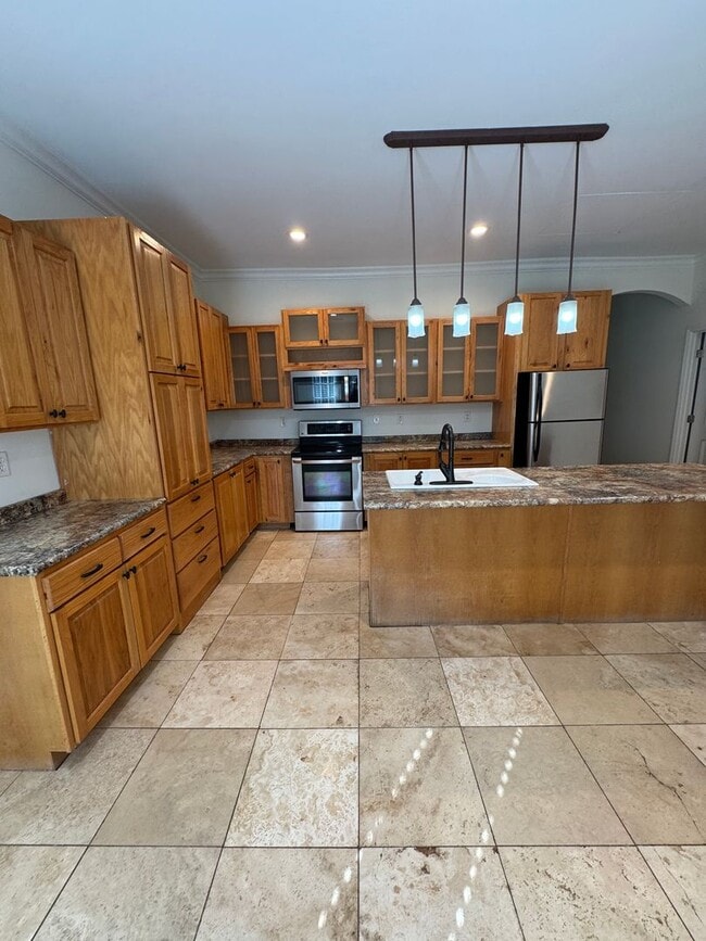 Building Photo - 3 Bed / 2 bath on 1.2 ACRES - 3 car garage...