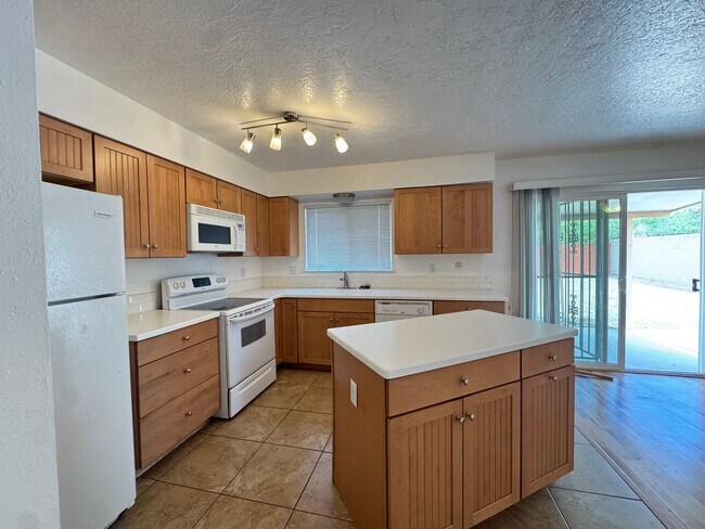 Building Photo - 3 Bed updated gem!