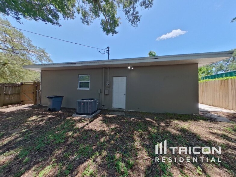 Building Photo - 2258 Lake Dr