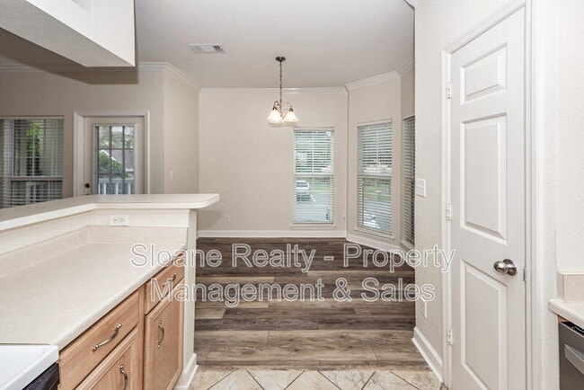 Building Photo - 700 Daniel Ellis Dr