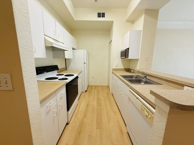 Building Photo - Beautiful Two Bedroom, Two Bath Condo For Rent in New Tampa!