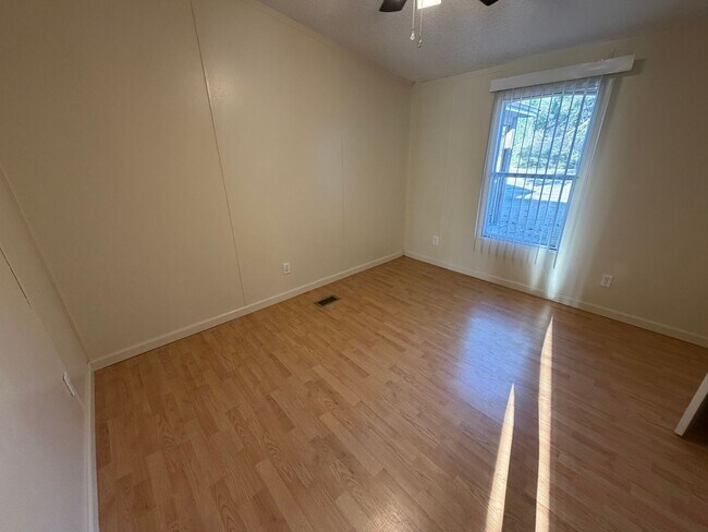 Building Photo - AVAILABLE NOW!