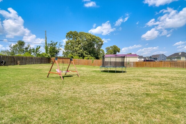 Building Photo - Available NOW MUST  see in McCoy's Creek
