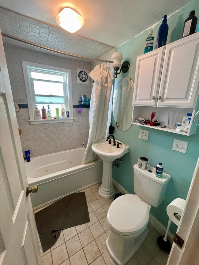 Building Photo - 1 Bedroom Condo for Rent $2,400