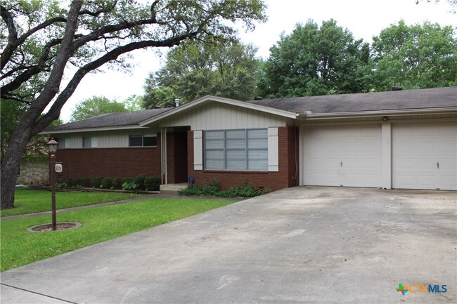 Building Photo - 525 Beverly Ln