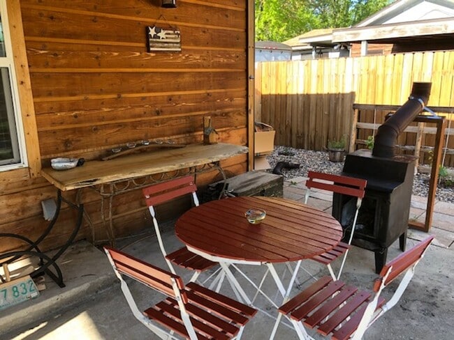 Building Photo - Fully Furnished - Long Term - Adorable Cab...